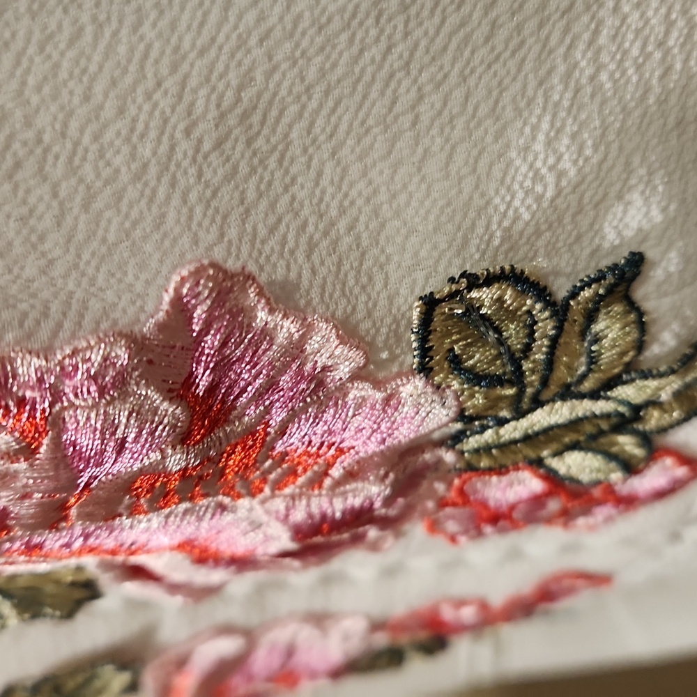 White with floral applications summer or homecoming dress. Size 1/2 - Picture 10 of 16